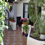 Mit Kleiner Innenhof-terrasse Im Mediterranen Stil Икод-де-лос-Винос
