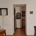Mit Kleiner Innenhof-terrasse Im Mediterranen Stil