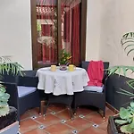 Mit Kleiner Innenhof-terrasse Im Mediterranen Stil Апартаменты